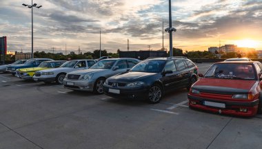 Wroclaw, Polonya - 9 Temmuz 2020: Alışveriş merkezinin otoparkında eski araba hayranlarının buluşması