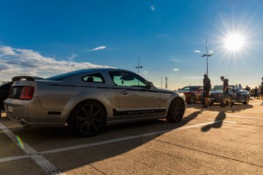 Wroclaw, Polonya - 16 Temmuz 2020: Alışveriş merkezinin otoparkında eski araba hayranlarının buluşması