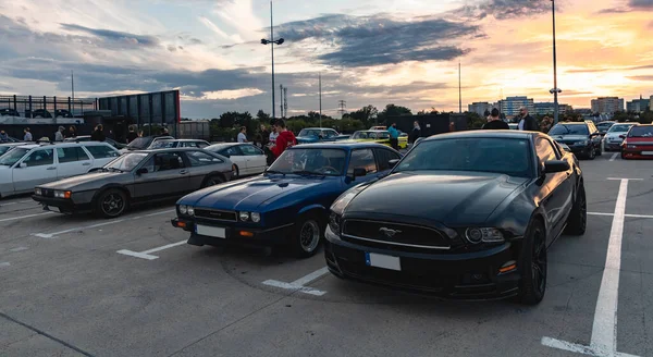 ポーランドのヴロツワフ 2020年7月9日 ショッピングモールの駐車場で古い車のファンの会議 — ストック写真