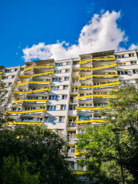 Wroclaw, Polonya - 17 Temmuz 2020: Bialowieska caddesinde apartman önü