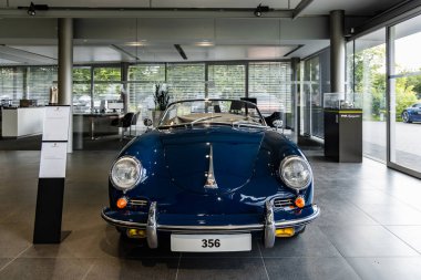 Wroclaw, Polonya - 18 Temmuz 2020: Porsche Centrum Wroclaw 'da klasik Porsche modellerinin sergisi 