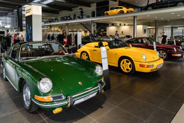 Wroclaw, Polonya - 18 Temmuz 2020: Porsche Centrum Wroclaw 'da klasik Porsche modellerinin sergisi 