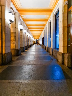 Wroclaw, Polonya - 26 Temmuz 2020: Arkady Wroclawskie tünelinde gece ışıkları