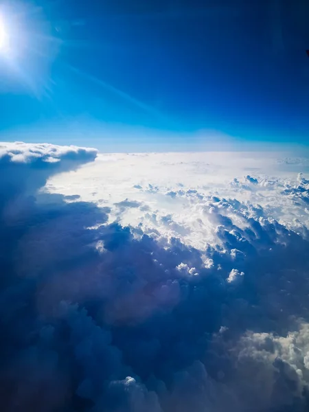 从飞机到黎明的空中景色笼罩着云层 — 图库照片