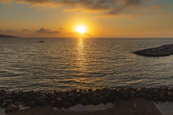 Hermosa Puesta Sol Sobre Mar Playa Llena Sombrillas Con Sol —  Fotos de Stock