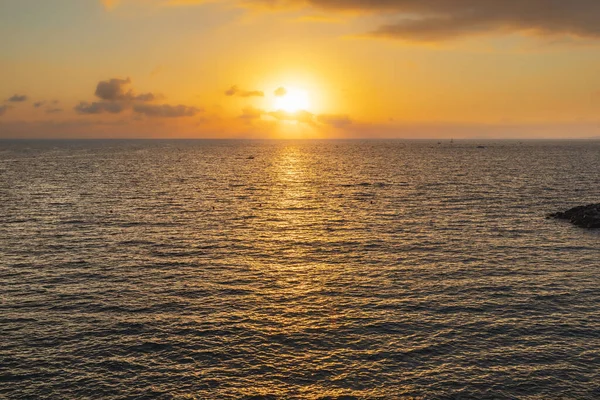 Hermosa Puesta Sol Sobre Mar Con Sol Detrás Las Nubes — Foto de Stock