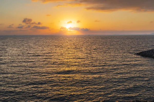 Hermosa Puesta Sol Sobre Mar Con Sol Detrás Las Nubes — Foto de Stock