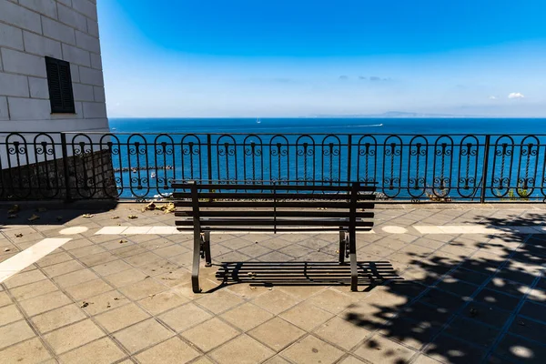 Pequeno Banco Borda Frente Corrimão Metal Com Bela Vista Para — Fotografia de Stock