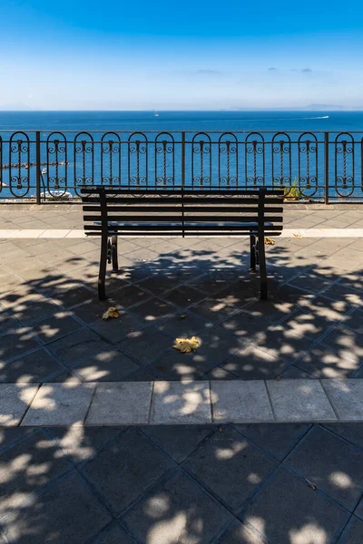 Small Bench Standing Edge Front Metal Railing Beautiful View Sea — Stock Photo, Image