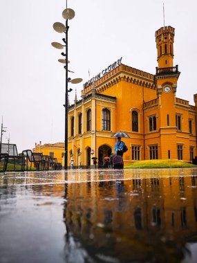 Wroclaw, Polonya - 3 Ağustos 2020: Bulutlu yağmurlu bir günde ana tren istasyonu binası
