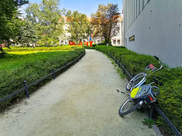 Wroclaw Polonia Agosto 2020 Bicicleta Urbana Arbustos Junto Pequeño Sendero — Foto de Stock