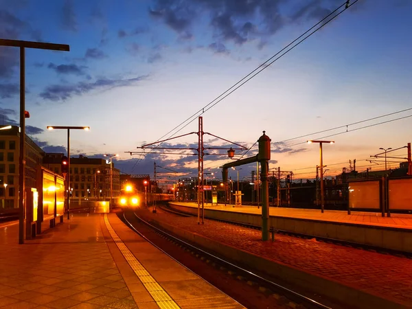 Wroclaw Polonya Ağustos 2020 Tren Platformları Üzerinde Güneş Batarken Bulutlu — Stok fotoğraf