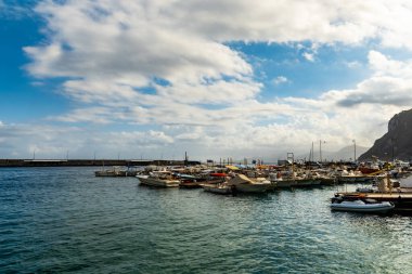 Capri, İtalya - 24 Ağustos 2020: Körfez küçük özel teknelerle dolu