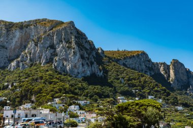Capri, İtalya - 24 Ağustos 2020: Yeşil tepeli ve Monte Solaro dağlı Capri Adası manzarası