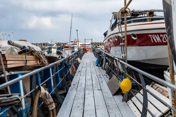 Capri Italia Agosto 2020 Pequeña Plataforma Madera Con Barcos Ferrys — Foto de Stock
