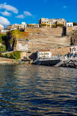 Sorrento, İtalya - 24 Ağustos 2020: Uçuruma giden sarmal yol