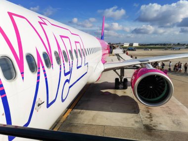 Napoli, İtalya - 27 Ağustos 2020: Havalimanında büyük beyaz, mor ve mavi Wizzair uçağı