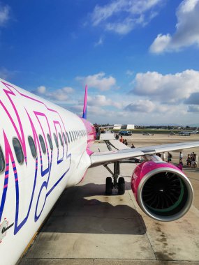 Napoli, İtalya - 27 Ağustos 2020: Havalimanında büyük beyaz, mor ve mavi Wizzair uçağı