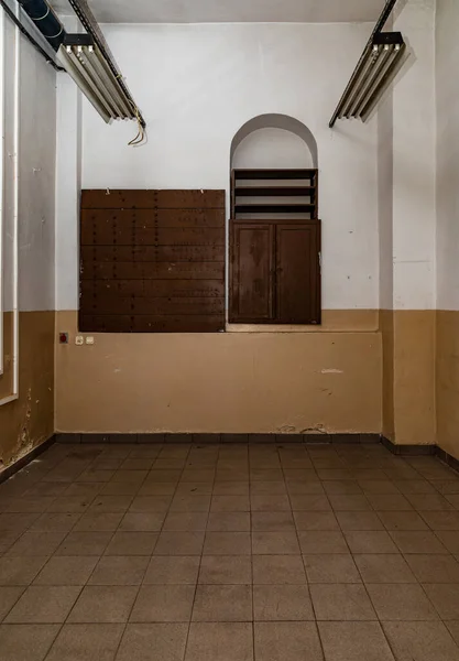 Interior Pequena Sala Com Portas Madeira Armários Parede Branca Marrom — Fotografia de Stock