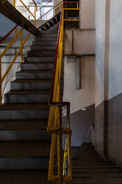 메자닌에서 수있는 노란색 난간으로 위아래로 늘어선 — 스톡 사진
