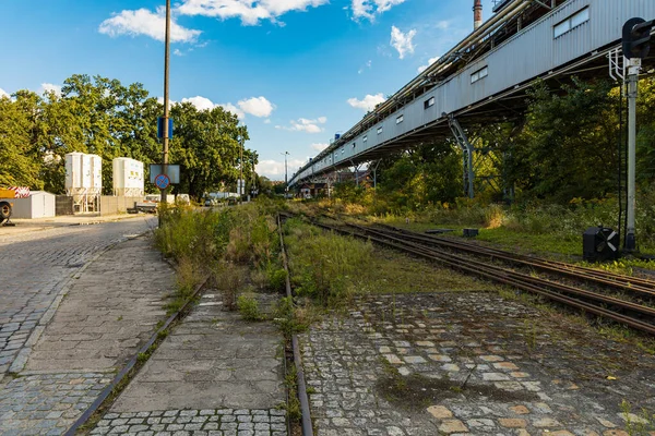 Lange Schienen Alten Ungenutzten Fabrikplatz Neben Langer Brücke — Stockfoto