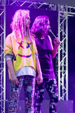 Wroclaw, Polonya - Eylül 12025: Dinamik konser ve No Longer Music NLM 'nin 2024 yılında Wroclaw' s Freedom Square 'deki performansı, hard rock' ı gospel ve artistik tiyatro ile harmanladı.