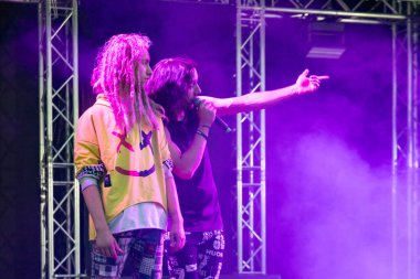 Wroclaw, Polonya - Eylül 12025: Dinamik konser ve No Longer Music NLM 'nin 2024 yılında Wroclaw' s Freedom Square 'deki performansı, hard rock' ı gospel ve artistik tiyatro ile harmanladı.