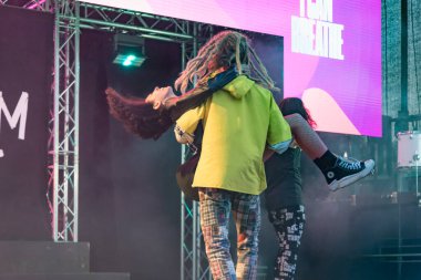 Wroclaw, Polonya - Eylül 12025: Dinamik konser ve No Longer Music NLM 'nin 2024 yılında Wroclaw' s Freedom Square 'deki performansı, hard rock' ı gospel ve artistik tiyatro ile harmanladı.