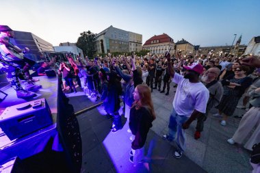 Wroclaw, Polonya - Eylül 12025: Dinamik konser ve No Longer Music NLM 'nin 2024 yılında Wroclaw' s Freedom Square 'deki performansı, hard rock' ı gospel ve artistik tiyatro ile harmanladı.