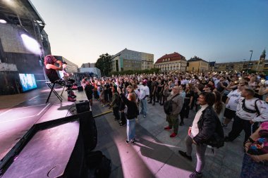 Wroclaw, Polonya - Eylül 12025: Dinamik konser ve No Longer Music NLM 'nin 2024 yılında Wroclaw' s Freedom Square 'deki performansı, hard rock' ı gospel ve artistik tiyatro ile harmanladı.