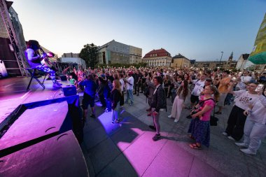 Wroclaw, Polonya - Eylül 12025: Dinamik konser ve No Longer Music NLM 'nin 2024 yılında Wroclaw' s Freedom Square 'deki performansı, hard rock' ı gospel ve artistik tiyatro ile harmanladı.