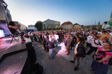 Wroclaw, Polonya - Eylül 12025: Dinamik konser ve No Longer Music NLM 'nin 2024 yılında Wroclaw' s Freedom Square 'deki performansı, hard rock' ı gospel ve artistik tiyatro ile harmanladı.
