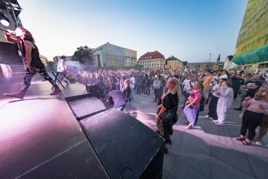 Wroclaw, Polonya - Eylül 12025: Dinamik konser ve No Longer Music NLM 'nin 2024 yılında Wroclaw' s Freedom Square 'deki performansı, hard rock' ı gospel ve artistik tiyatro ile harmanladı.