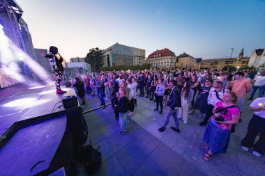 Wroclaw, Polonya - Eylül 12025: Dinamik konser ve No Longer Music NLM 'nin 2024 yılında Wroclaw' s Freedom Square 'deki performansı, hard rock' ı gospel ve artistik tiyatro ile harmanladı.