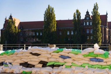 Wroclaw, Polonya - 20 Eylül 2024: Wroclaw 'ın Eylül 2024' teki sel durumu, şehir simgelerini koruyan kum torbaları ve yükselen nehir seviyelerini gösteren bir dizi görüntü sayesinde kaydedildi