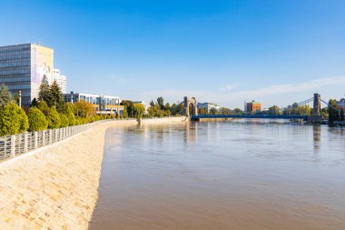 Wroclaw, Polonya - 20 Eylül 2024: Wroclaw 'ın Eylül 2024' teki sel durumu, şehir simgelerini koruyan kum torbaları ve yükselen nehir seviyelerini gösteren bir dizi görüntü sayesinde kaydedildi