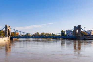 Wroclaw, Polonya - 20 Eylül 2024: Wroclaw 'ın Eylül 2024' teki sel durumu, şehir simgelerini koruyan kum torbaları ve yükselen nehir seviyelerini gösteren bir dizi görüntü sayesinde kaydedildi