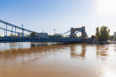 Wroclaw, Polonya - 20 Eylül 2024: Wroclaw 'ın Eylül 2024' teki sel durumu, şehir simgelerini koruyan kum torbaları ve yükselen nehir seviyelerini gösteren bir dizi görüntü sayesinde kaydedildi