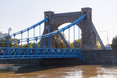 Wroclaw, Polonya - 20 Eylül 2024: Wroclaw 'ın Eylül 2024' teki sel durumu, şehir simgelerini koruyan kum torbaları ve yükselen nehir seviyelerini gösteren bir dizi görüntü sayesinde kaydedildi