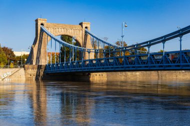 Wroclaw, Polonya - 20 Eylül 2024: Wroclaw 'ın Eylül 2024' teki sel durumu, şehir simgelerini koruyan kum torbaları ve yükselen nehir seviyelerini gösteren bir dizi görüntü sayesinde kaydedildi