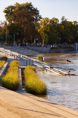 Wroclaw, Polonya - 20 Eylül 2024: Wroclaw 'ın Eylül 2024' teki sel durumu, şehir simgelerini koruyan kum torbaları ve yükselen nehir seviyelerini gösteren bir dizi görüntü sayesinde kaydedildi