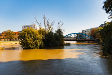 Wroclaw, Polonya - 20 Eylül 2024: Wroclaw 'daki sel durumu, acil durum hazırlıklarını, anıtları koruyan kum torbalarını ve Odra Nehri' nin dramatik yüksek su seviyelerini gösteriyor