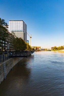 Wroclaw, Polonya - 20 Eylül 2024: Wroclaw 'daki sel durumu, acil durum hazırlıklarını, anıtları koruyan kum torbalarını ve Odra Nehri' nin dramatik yüksek su seviyelerini gösteriyor