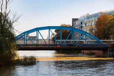 Wroclaw, Polonya - 20 Eylül 2024: Wroclaw 'daki sel durumu, acil durum hazırlıklarını, anıtları koruyan kum torbalarını ve Odra Nehri' nin dramatik yüksek su seviyelerini gösteriyor
