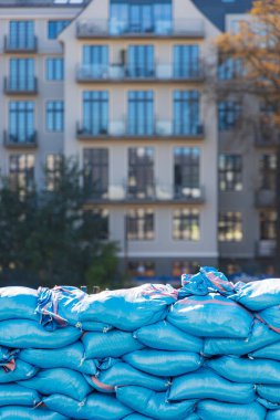 Wroclaw, Polonya - 20 Eylül 2024: Wroclaw 'daki sel durumu, acil durum hazırlıklarını, anıtları koruyan kum torbalarını ve Odra Nehri' nin dramatik yüksek su seviyelerini gösteriyor