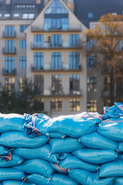 Wroclaw, Polonya - 20 Eylül 2024: Wroclaw 'daki sel durumu, acil durum hazırlıklarını, anıtları koruyan kum torbalarını ve Odra Nehri' nin dramatik yüksek su seviyelerini gösteriyor