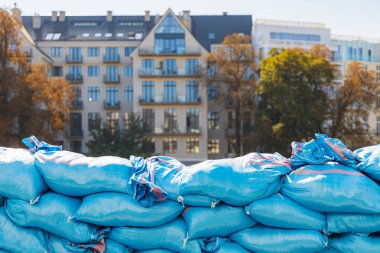 Wroclaw, Polonya - 20 Eylül 2024: Wroclaw 'daki sel durumu, acil durum hazırlıklarını, anıtları koruyan kum torbalarını ve Odra Nehri' nin dramatik yüksek su seviyelerini gösteriyor