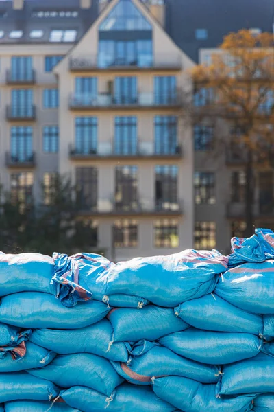 Wroclaw, Polonya - 20 Eylül 2024: Wroclaw 'daki sel durumu, acil durum hazırlıklarını, anıtları koruyan kum torbalarını ve Odra Nehri' nin dramatik yüksek su seviyelerini gösteriyor