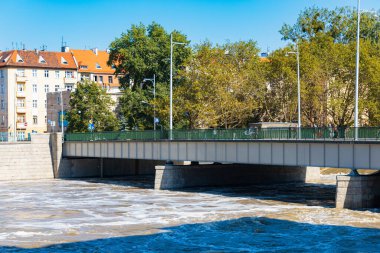 Wroclaw, Polonya - 20 Eylül 2024: Wroclaw 'daki sel durumu, acil durum hazırlıklarını, anıtları koruyan kum torbalarını ve Odra Nehri' nin dramatik yüksek su seviyelerini gösteriyor