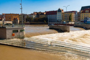 Wroclaw, Polonya - 20 Eylül 2024: Wroclaw 'daki sel durumu, acil durum hazırlıklarını, anıtları koruyan kum torbalarını ve Odra Nehri' nin dramatik yüksek su seviyelerini gösteriyor
